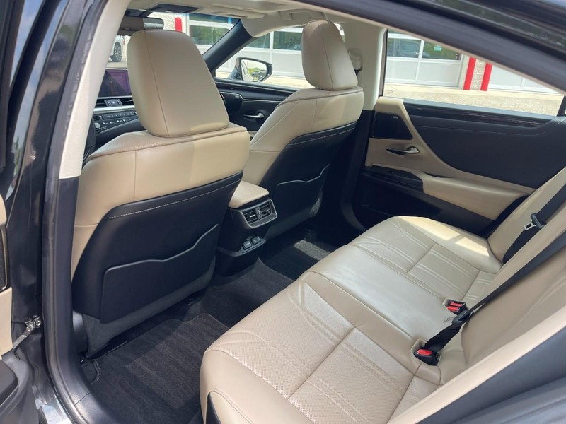 Lexus ES Vehicle Image 20