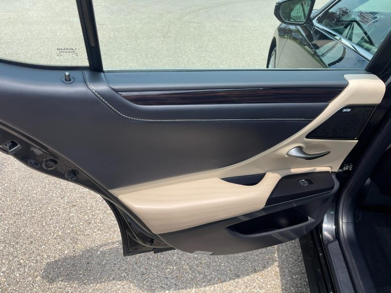 Lexus ES Vehicle Image 21