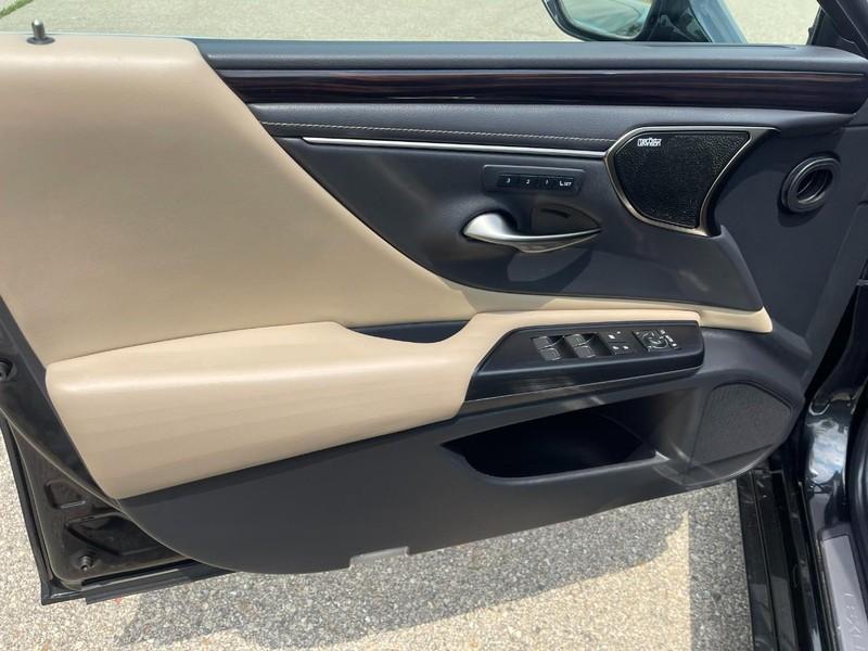 Lexus ES Vehicle Image 24