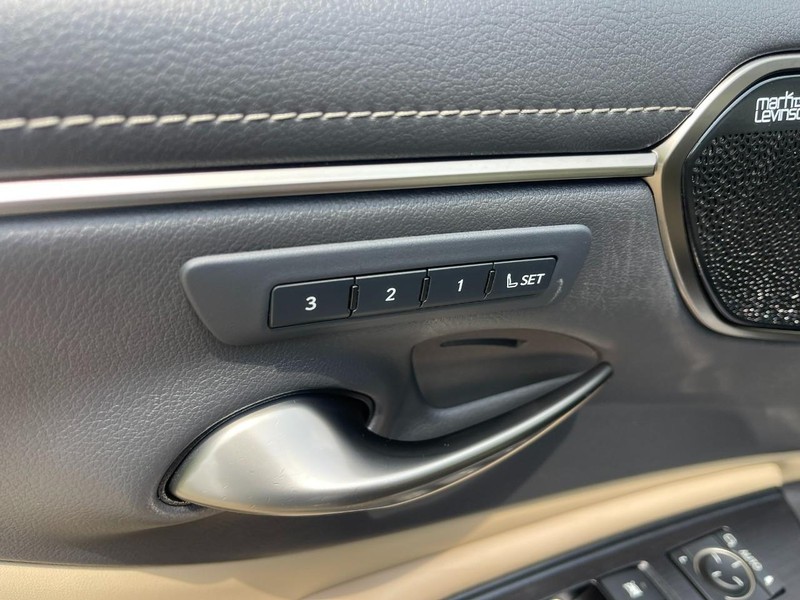 Lexus ES Vehicle Image 25
