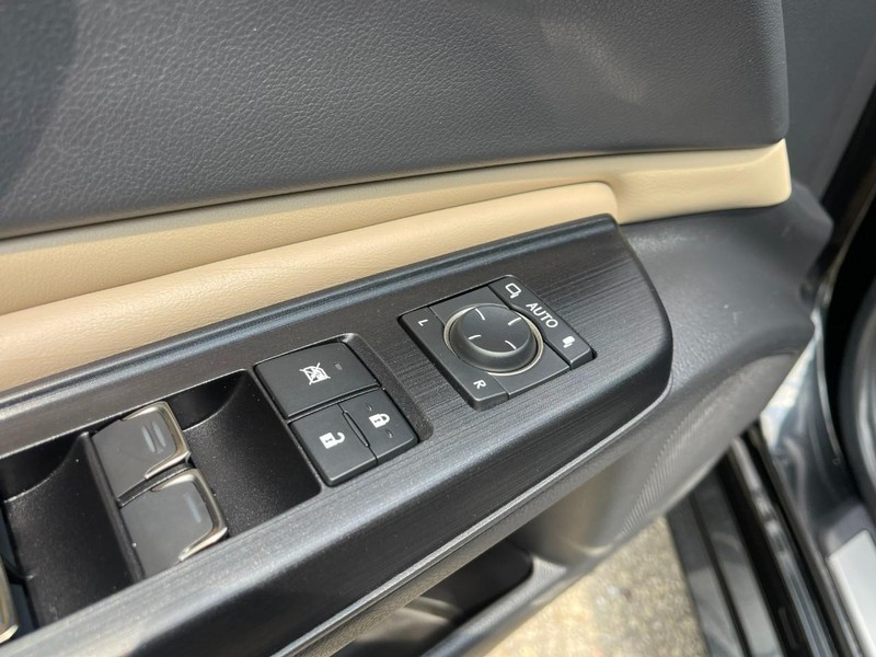 Lexus ES Vehicle Image 26