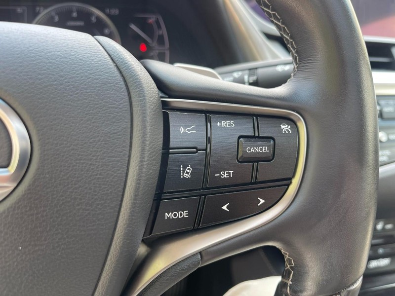 Lexus ES Vehicle Image 30