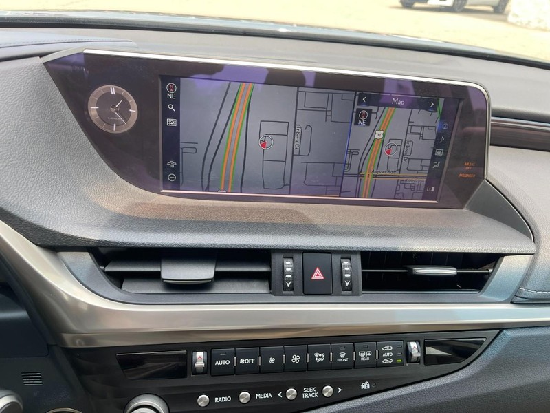 Lexus ES Vehicle Image 38