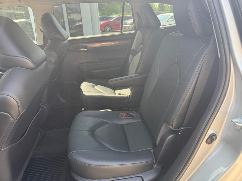 Toyota Highlander Vehicle Image 11