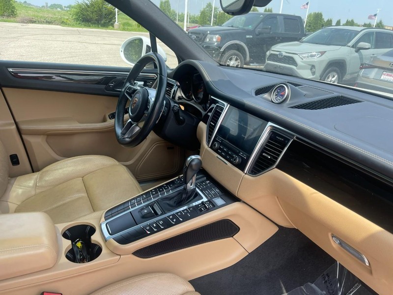 Porsche Macan Vehicle Image 02