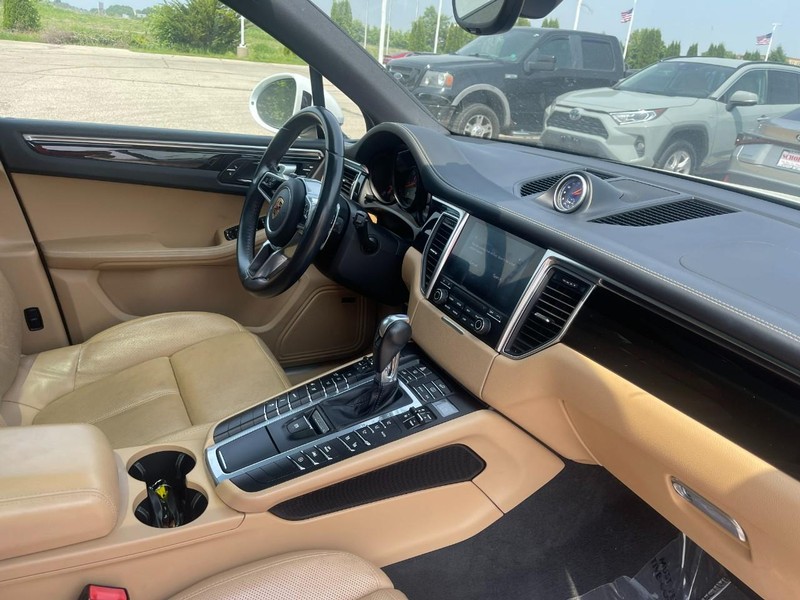 Porsche Macan Vehicle Image 03