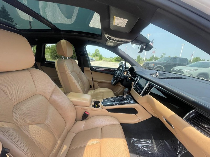 Porsche Macan Vehicle Image 05