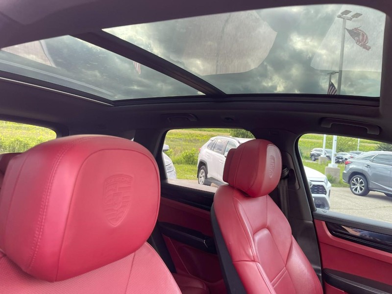 Porsche Cayenne Vehicle Image 10