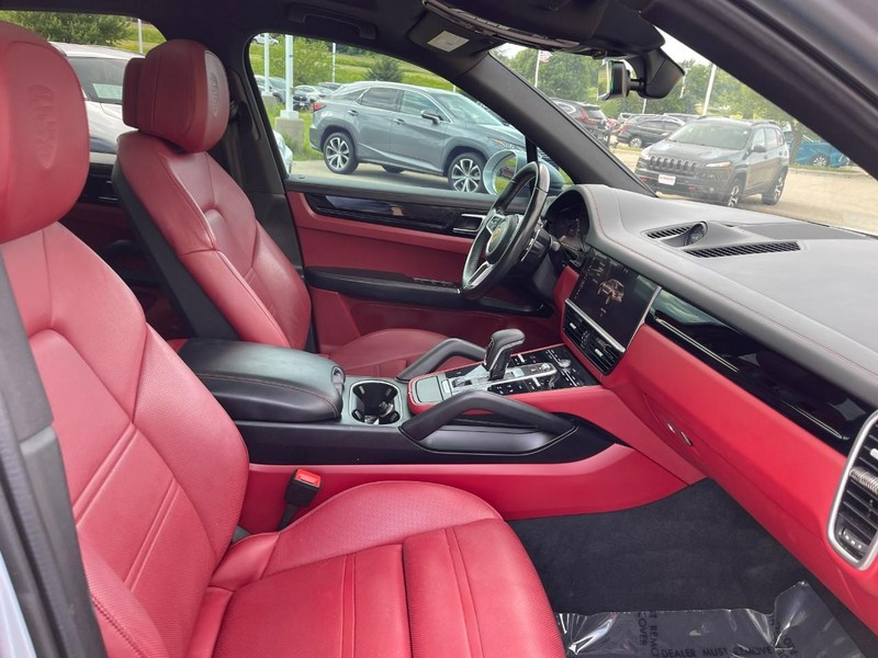 Porsche Cayenne Vehicle Image 11
