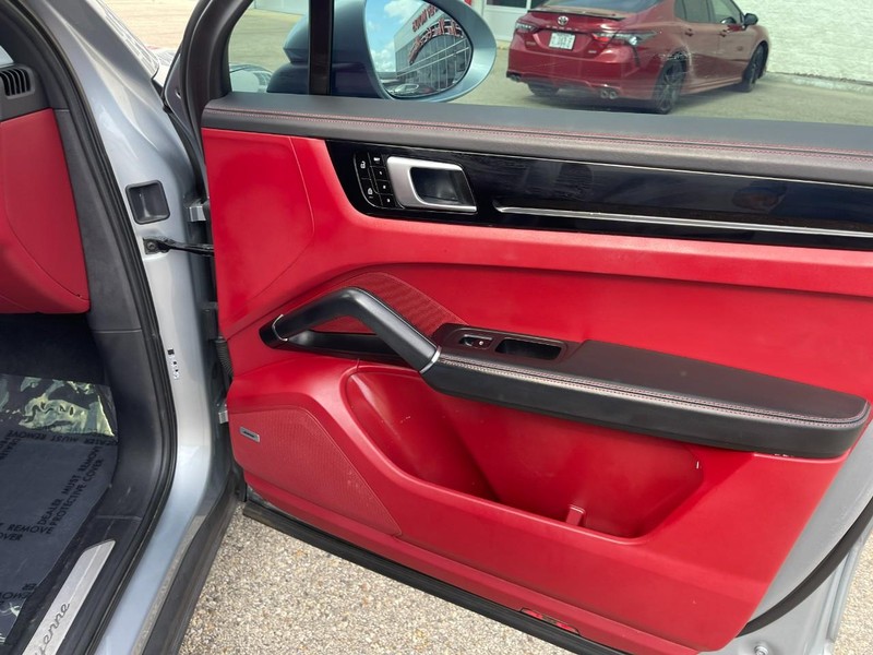 Porsche Cayenne Vehicle Image 13