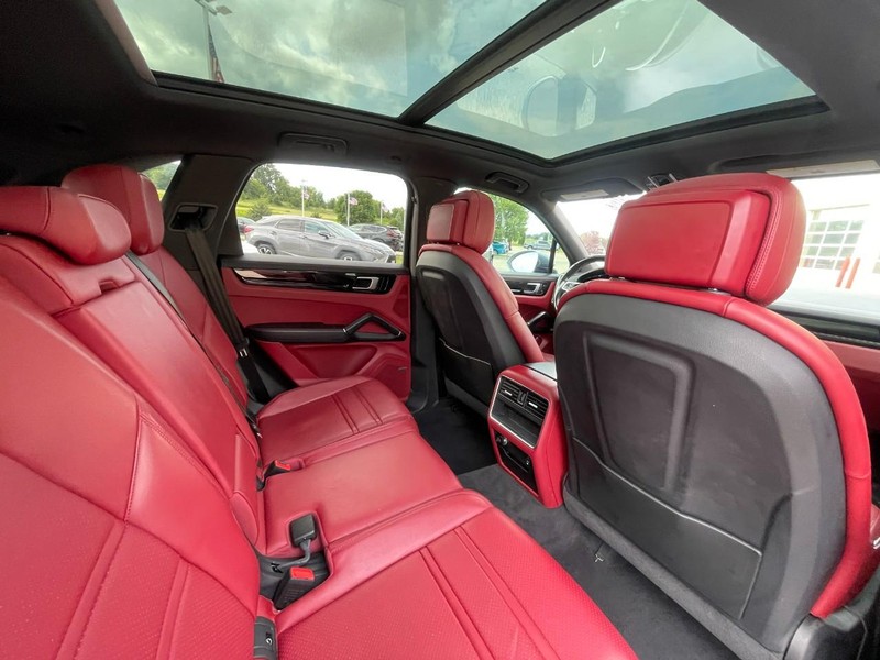 Porsche Cayenne Vehicle Image 16