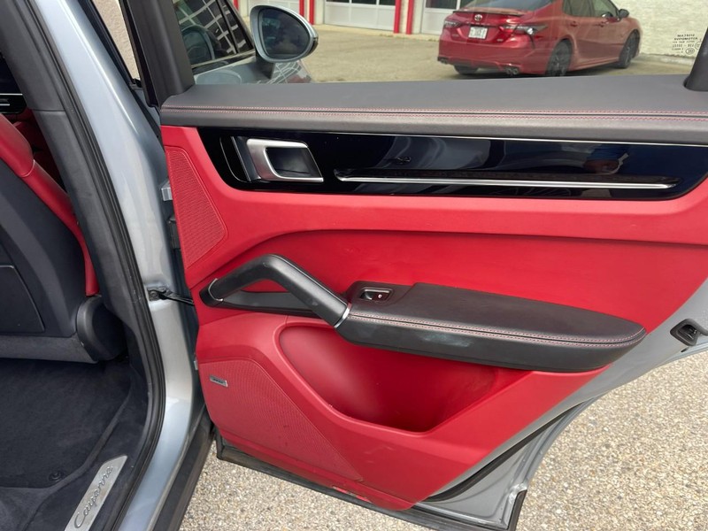 Porsche Cayenne Vehicle Image 17