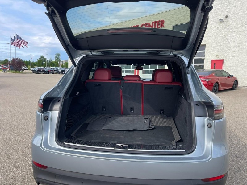 Porsche Cayenne Vehicle Image 18