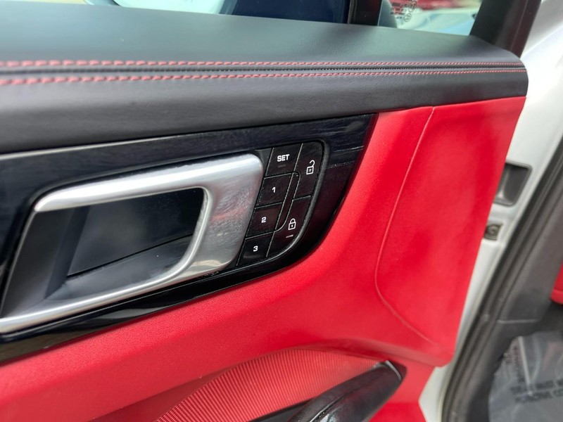 Porsche Cayenne Vehicle Image 25