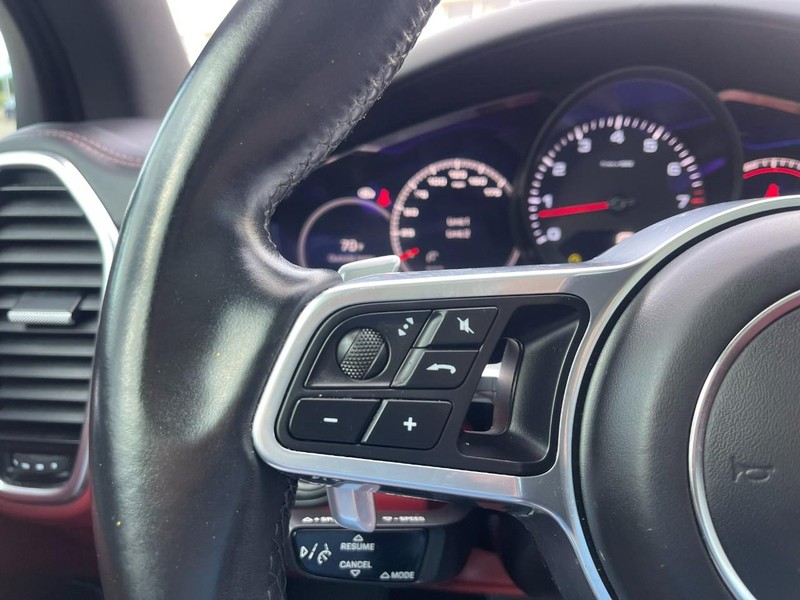 Porsche Cayenne Vehicle Image 28