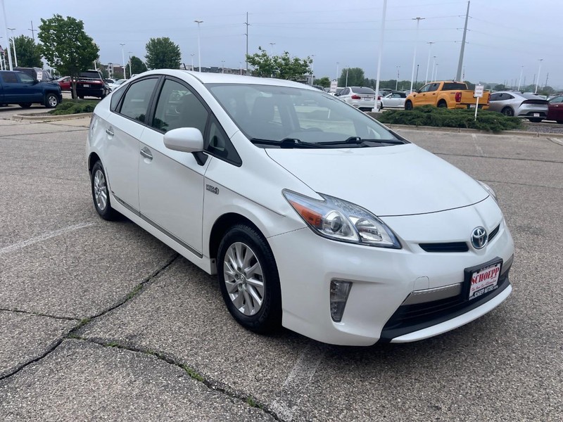 Toyota Prius Plug-In Vehicle Image 02