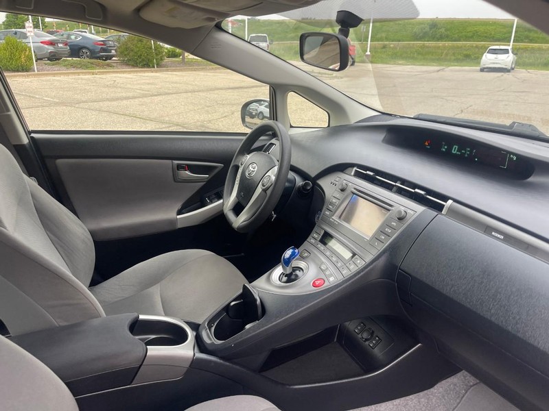 Toyota Prius Plug-In Vehicle Image 09