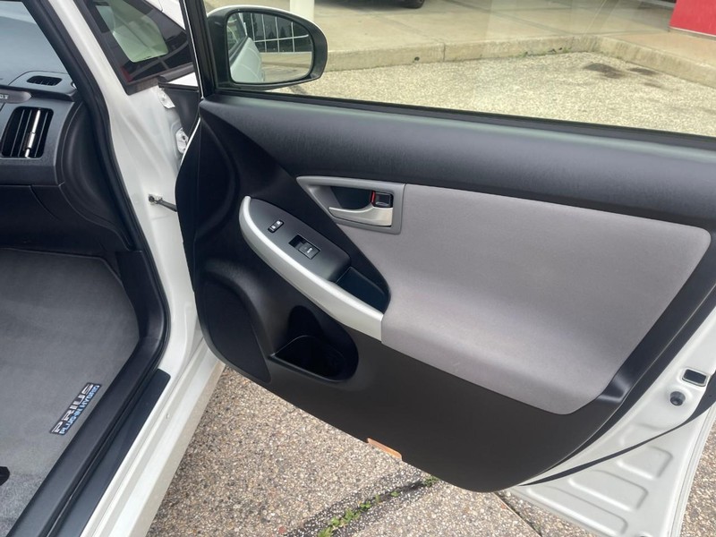Toyota Prius Plug-In Vehicle Image 11