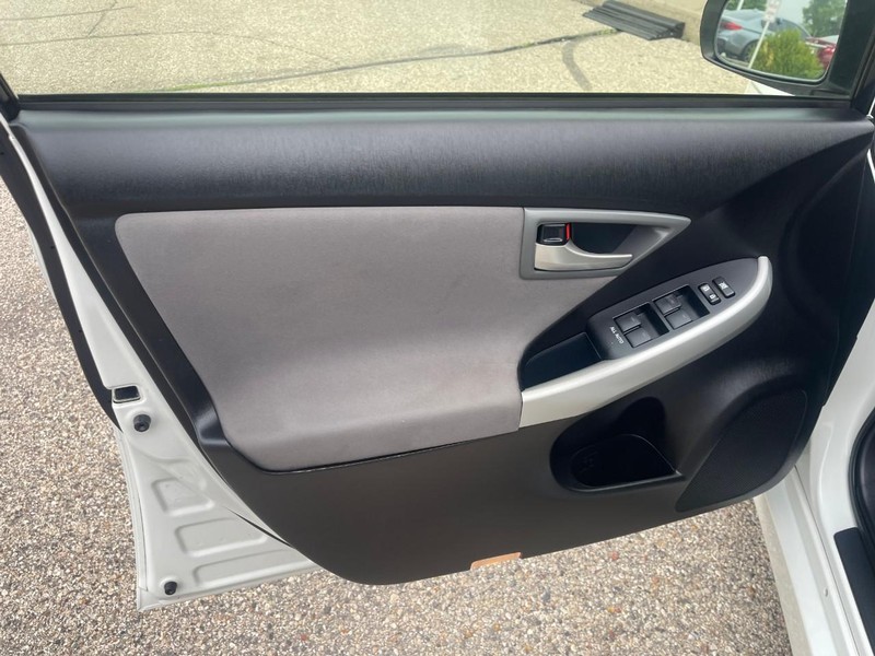 Toyota Prius Plug-In Vehicle Image 19
