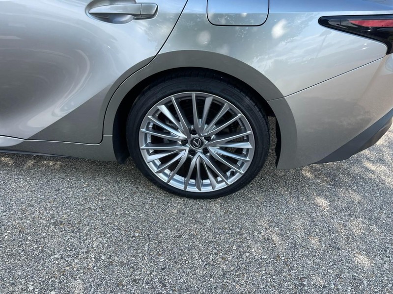 Lexus IS Vehicle Image 06