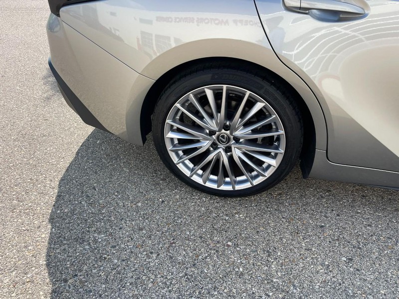 Lexus IS Vehicle Image 09