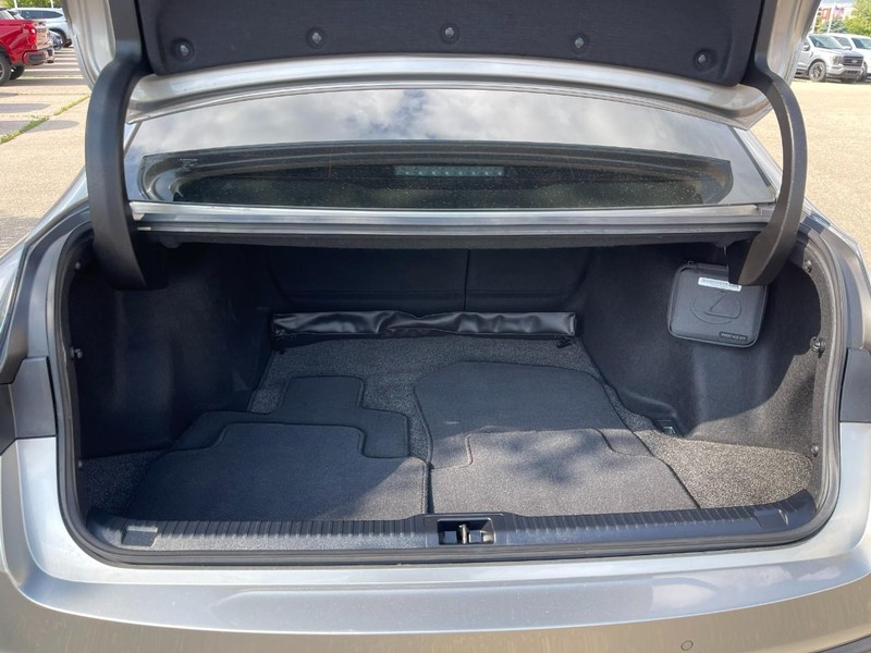 Lexus IS Vehicle Image 19
