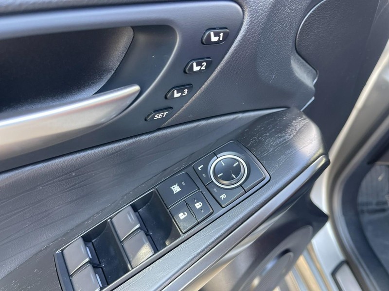 Lexus IS Vehicle Image 25