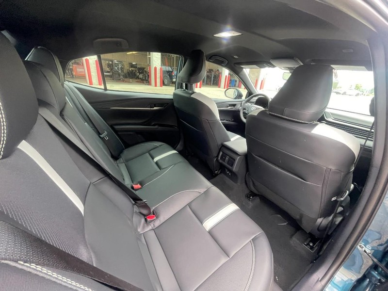 Toyota Camry Vehicle Image 14
