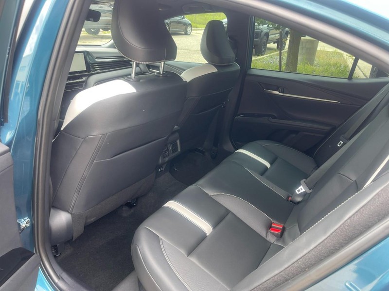 Toyota Camry Vehicle Image 16