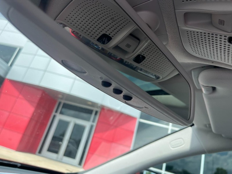 Mercedes-Benz C-Class Vehicle Image 28