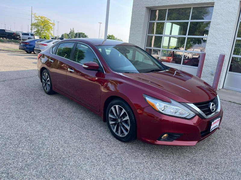 Nissan Altima Vehicle Image 02