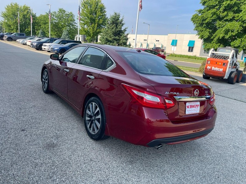 Nissan Altima Vehicle Image 04