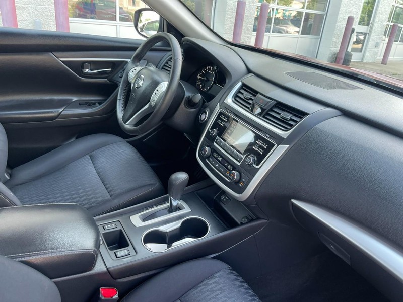 Nissan Altima Vehicle Image 06