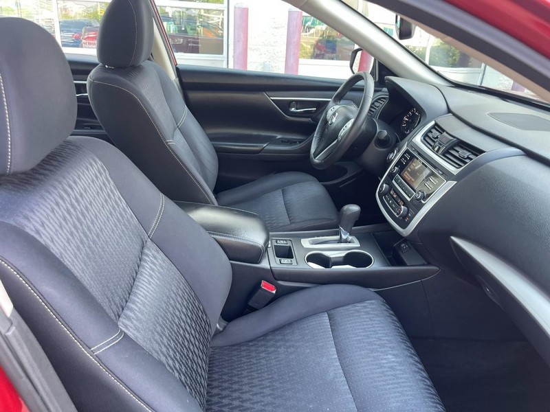 Nissan Altima Vehicle Image 08