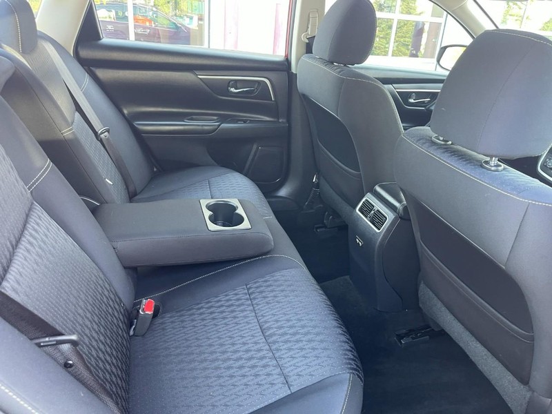 Nissan Altima Vehicle Image 10