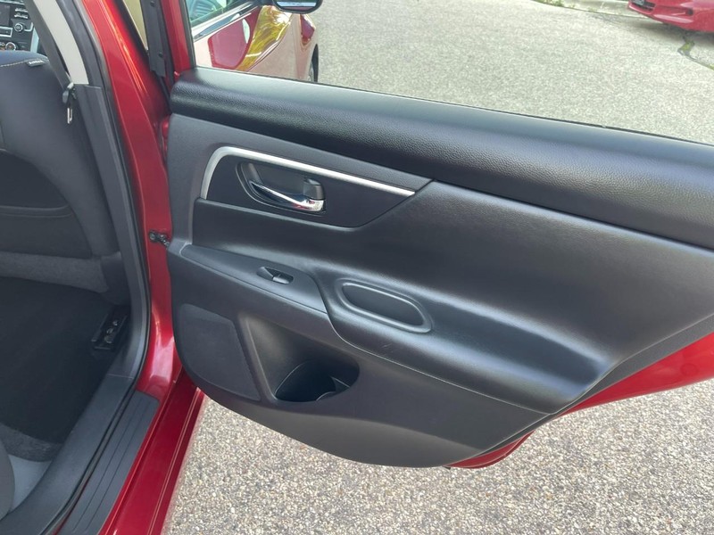Nissan Altima Vehicle Image 12