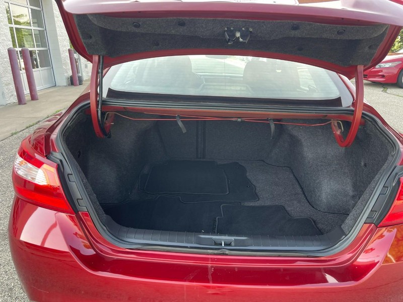 Nissan Altima Vehicle Image 13