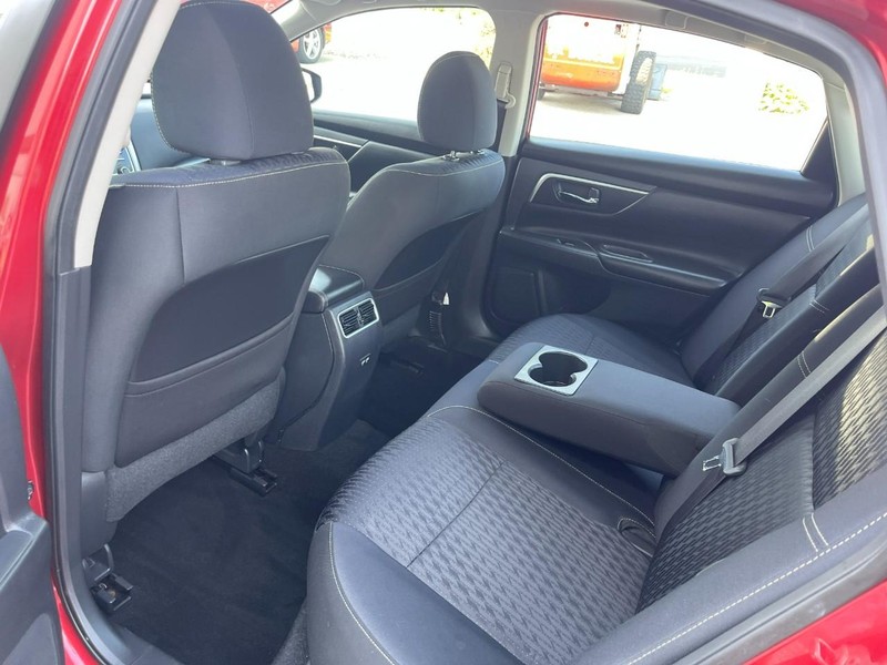 Nissan Altima Vehicle Image 14