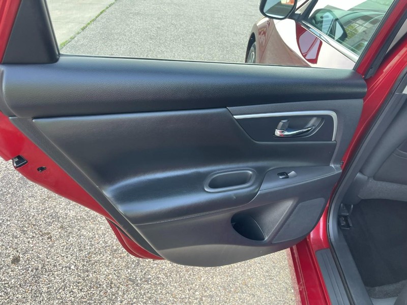 Nissan Altima Vehicle Image 15