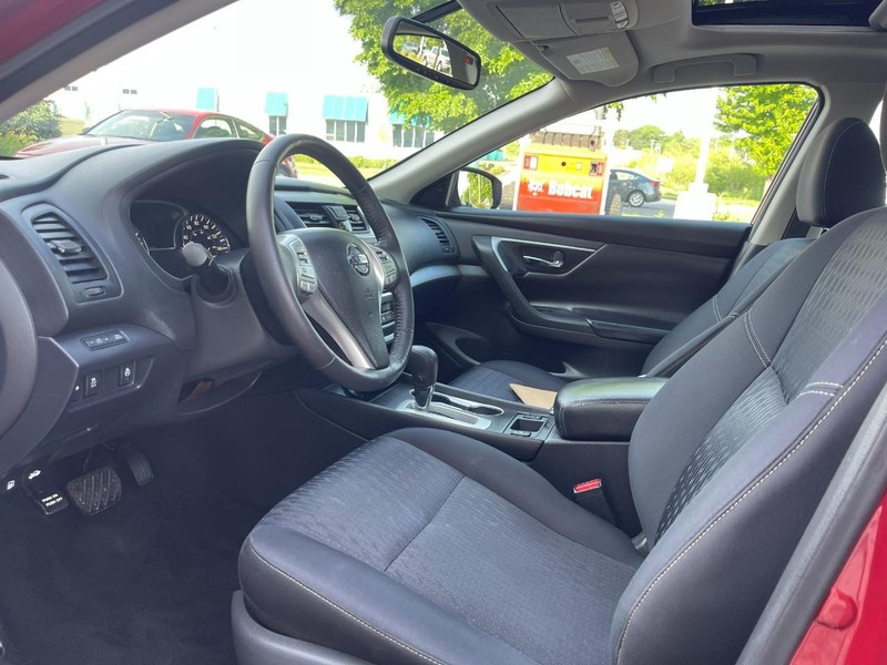 Nissan Altima Vehicle Image 16