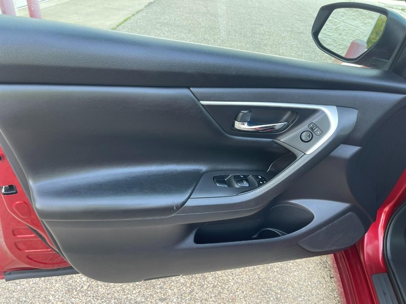 Nissan Altima Vehicle Image 18