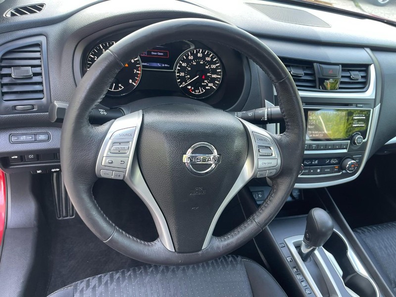 Nissan Altima Vehicle Image 20