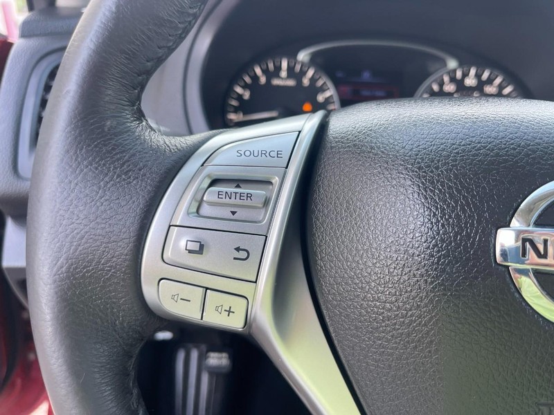 Nissan Altima Vehicle Image 21