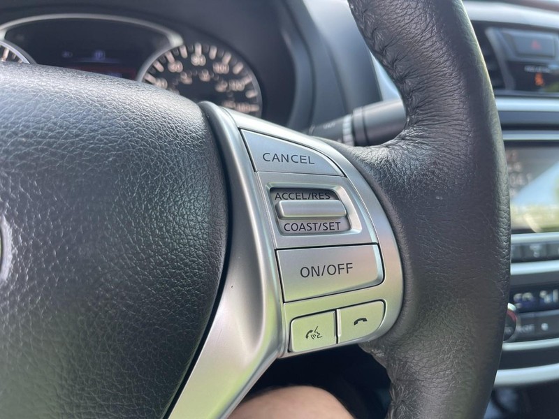 Nissan Altima Vehicle Image 22