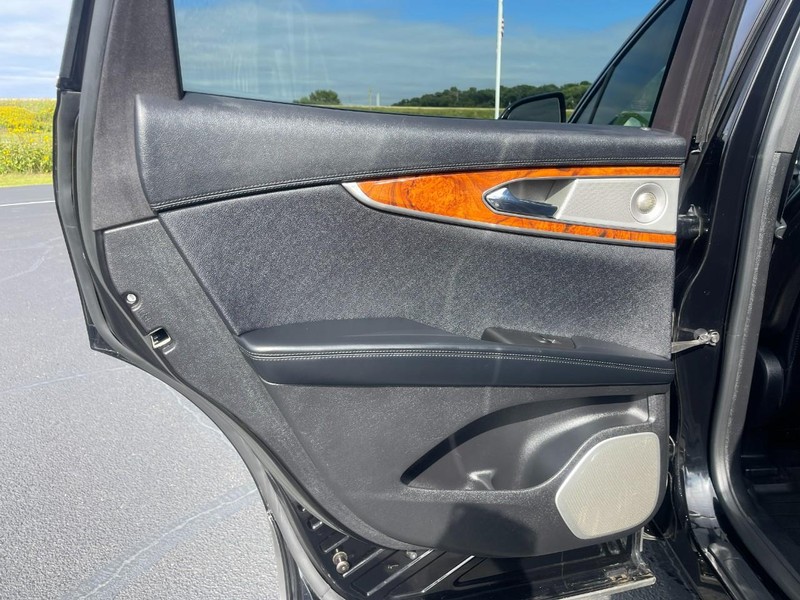 Lincoln MKX Vehicle Image 17