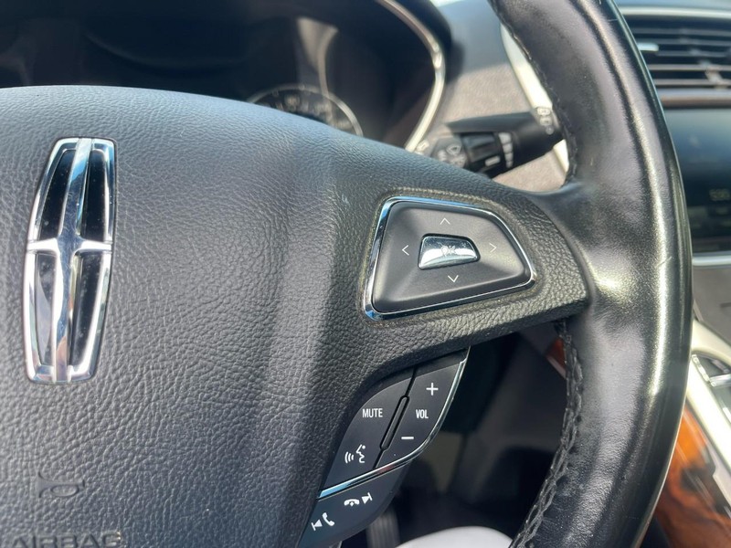 Lincoln MKX Vehicle Image 25