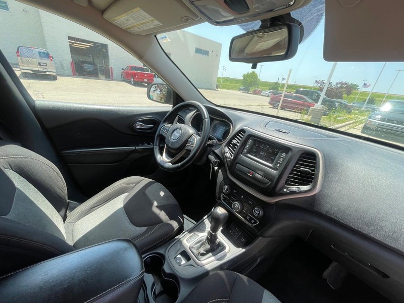 Jeep Cherokee Vehicle Image 05