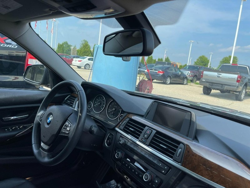 BMW 3 Series Vehicle Image 02