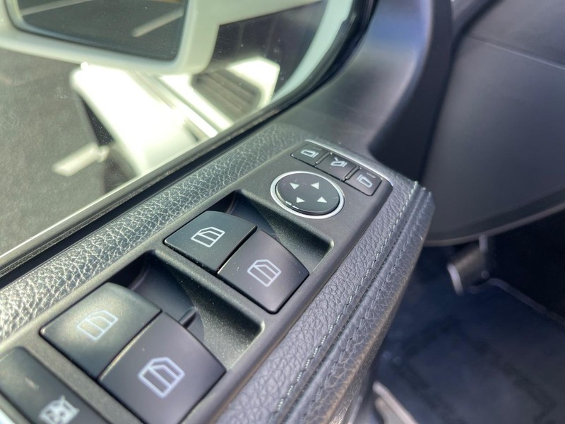 Mercedes-Benz G-Class Vehicle Image 19