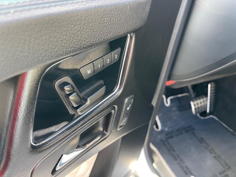 Mercedes-Benz G-Class Vehicle Image 24